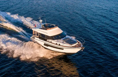 motorjacht op open water