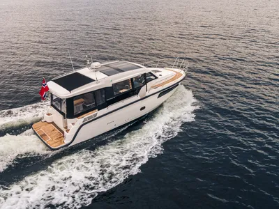 motorjacht op open water
