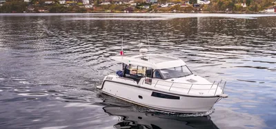 motorboot op rustig water bij kust