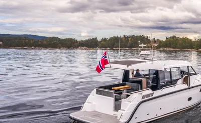 motorjacht op rustig water bij kust