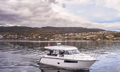 wit motorjacht op rustig water bij kust