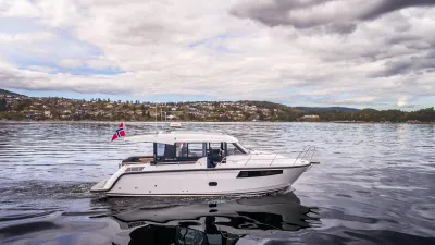 witte motorboot op rustig water
