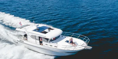 witte motorboot varend op open water