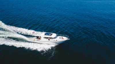 wit motorjacht op open water