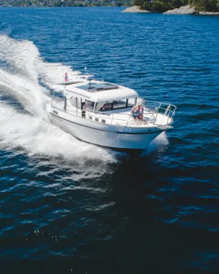 wit motorjacht varend op open water