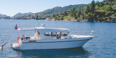 motorboot bij kust met mensen op dek