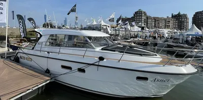 motorjacht aangemeerd in jachthaven