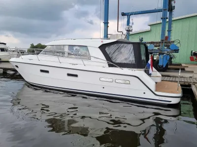 Motorjacht aangemeerd bij steiger