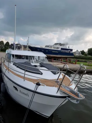 motorboot aangemeerd in jachthaven