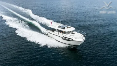 wit motorjacht op open water