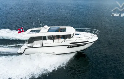 wit motorjacht op open water, luchtfoto