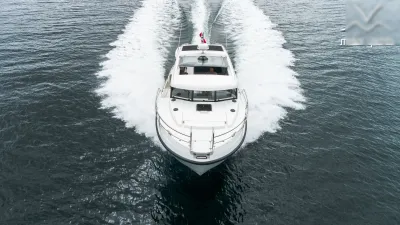 wit jacht varend op open water