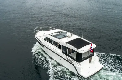 motorboot op open water, luchtfoto