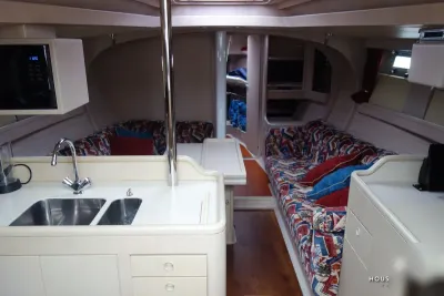 kajuitinterieur met kombuis en zitbanken