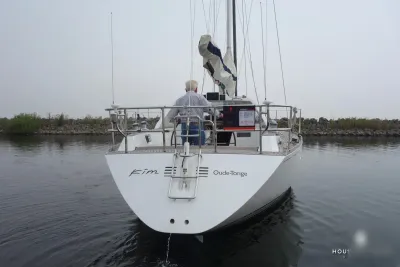 achterzijde van zeiljacht in haven