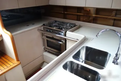 kombuis met fornuis, werkblad en spoelbak