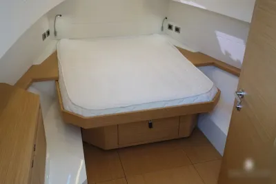 slaapcabine met bed en houten afwerking