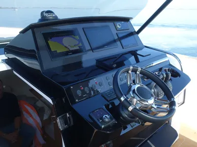 besturingsconsole van jacht met stuurwiel