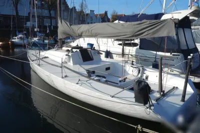 zeiljacht aangemeerd in jachthaven