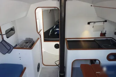 interieur van zeilboot met kombuis en slaapplaatsen
