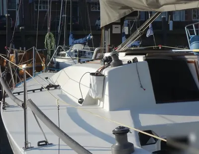 voorkant dek van zeilboot in jachthaven