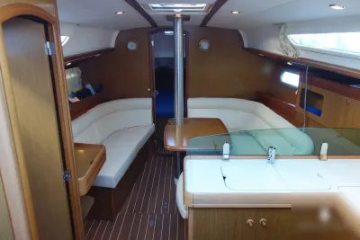 interieur van zeiljacht met salon en kombuis