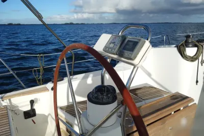 stuurstand van zeiljacht met zeezicht