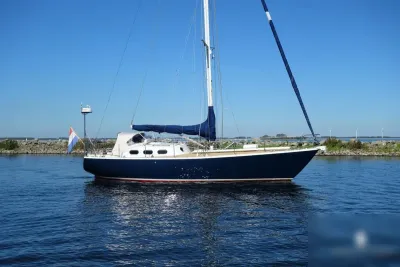 zeiljacht liggend op rustig water