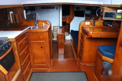 kajuit met kombuis, tafel en zitbank