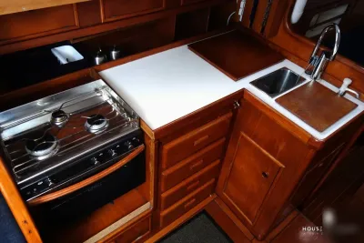 kombuis met fornuis, werkblad en gootsteen