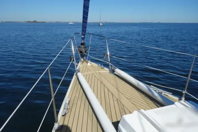 boeg en dek van zeilboot op open water