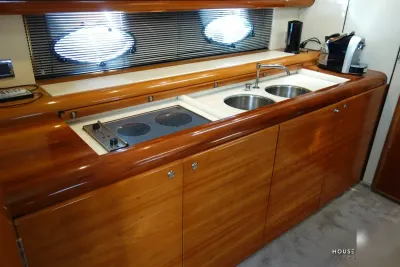 kombuis met gootsteen en kookplaat