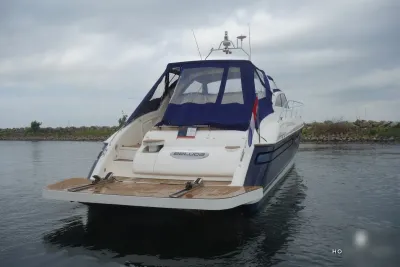achteraanzicht van motorjacht in het water