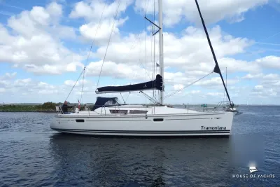 zeiljacht op open water bij kust