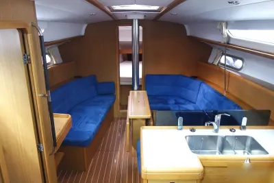 interieur zeilboot met blauwe zithoek