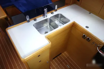 kombuis met dubbel rvs spoelbak en werkblad