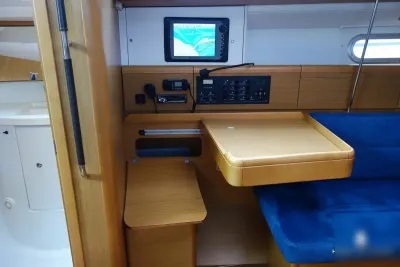 navigatiestation en zithoek met blauw kussen