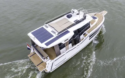 witte motorboot op open water, luchtfoto