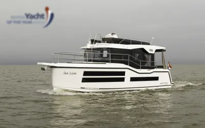 motorboot op kalme zee met grijze lucht