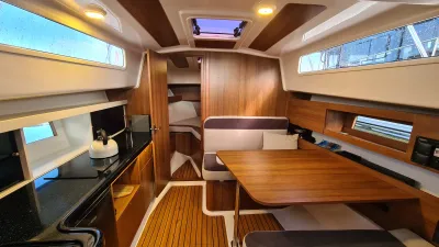 interieur kajuitboot met zithoek en kombuis