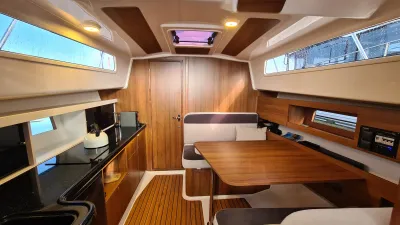 kajuit interieur met keuken en zithoek