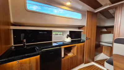 kajuit met keukenblok en slaapruimte