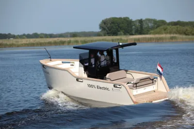 elektrische boot met mensen op rustig water