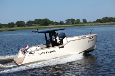 elektrische tender op het water met bemanning