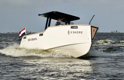 Elektrische tender op het water