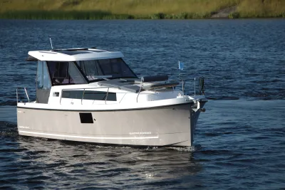 motorboot met hardtop op het water