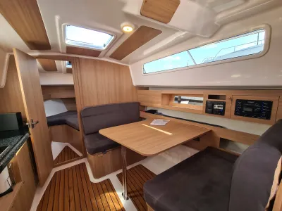 interieur van boot met dinette en slaapplaats