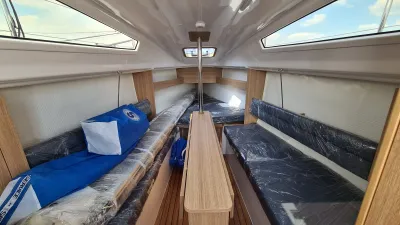 kajuitinterieur met zitbanken en slaapplaats