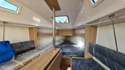 interieur van klein zeiljacht met slaapplekken