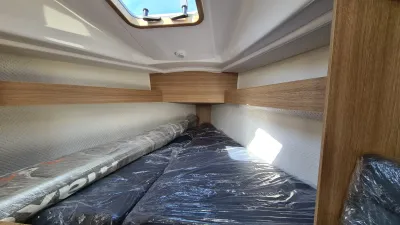 slaapkajuit met bedden en dakluik